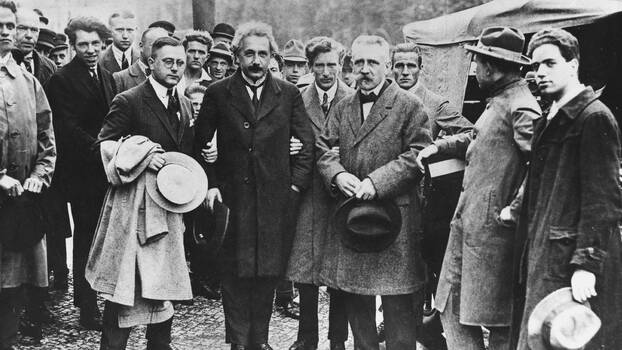 Albert Einstein auf Antikriegsdemo, 1923.