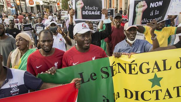 Senegales*innen demonstrieren in Madrid gegen Präsident Macky Sall