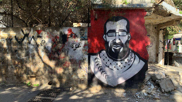 [Translate to en:] Solidarität mit Gaza im Libanon: Wandbild mit einem «Gaza»-Grafitti und einem Bild des bekannten palästinensischen Aktivisten und Autoren Bassel al-Araj, aufgenommen in Beirut/Hamra.