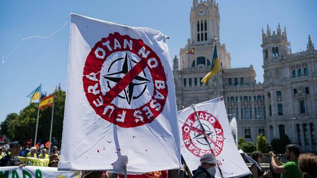 26. Juni 2022, Madrid, Spanien: Demonstration gegen die NATO auf der Plaza de Cibeles in Madrid.
