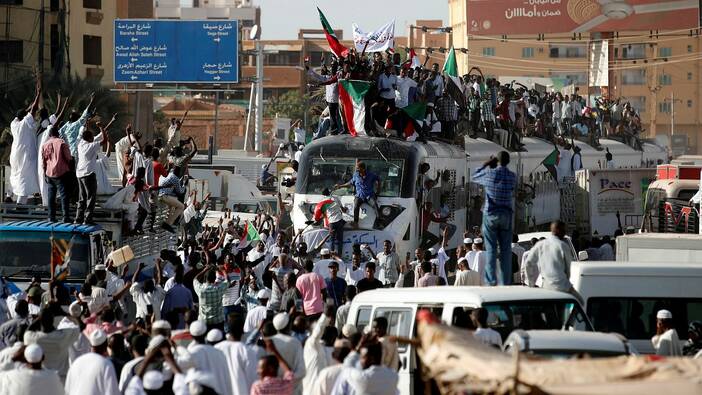 Zwei Bilder der sudanesischen Revolution