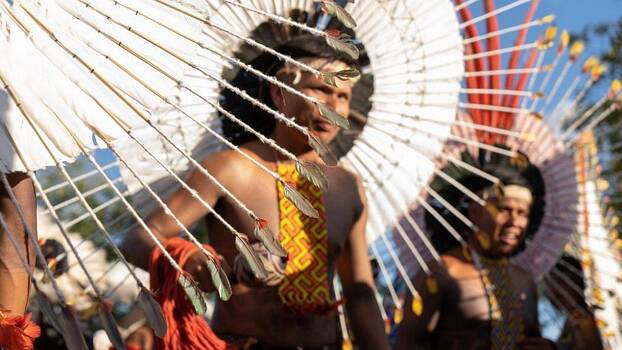 Brasília: Indigene protestieren im April 2023 auf dem «Acampamento indígena Terra Livre», einem Protestcamp mehrerer tausend Indigener, gegen Gesetzentwürfe, die Landnutzung, Umweltlizenzen und den Einsatz von Pestiziden erlauben.