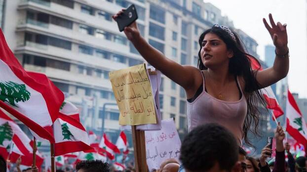 Tausende von Demonstrant*innen versammelten sich während des Aufstands im Oktober 2019 in Beirut
