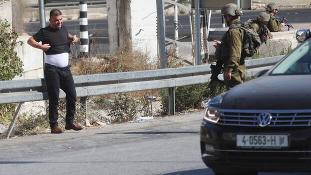 Israelische Soldaten durchsuchen das Auto eines Palästinensers an einem Kontrollpunkt in der Stadt Hebron im Westjordanland (August 2023)