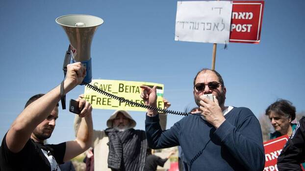 Der Knessetabgeordnete Ofer Cassif spricht während einer Demonstration von Palästinenser*innen und linken Aktivist*innen gegen den Siedlerstützpunkt Evyatar in der Nähe der Stadt Nablus im Westjordanland, 18. Februar 2022.