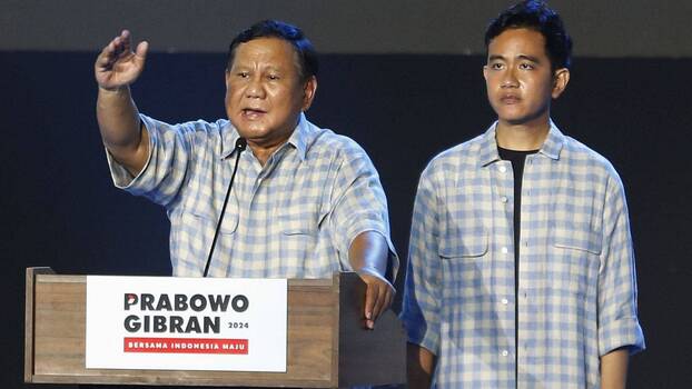 Ex-Verteidigungsminister Prabowo Subianto (links) hält eine Rede bei einer Versammlung in Jakarta, nachdem er den Sieg bei den indonesischen Präsidentschaftswahlen am 14. Februar 2024 erklärt hat. Er steht neben Gibran Rakabuming Raka, dem ältesten Sohn des bisherigen indonesischen Präsidenten Joko Widodo, den er als Vizepräsidenten nominiert hat. 