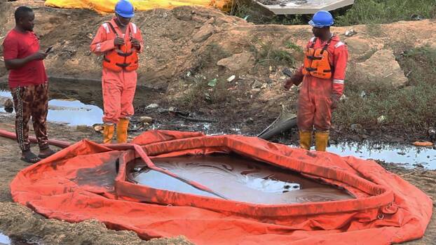 Ogoniland, Nigerdelta, 16. Juni 2023: Arbeiter sammeln Abfälle aus einem Ölteppich.