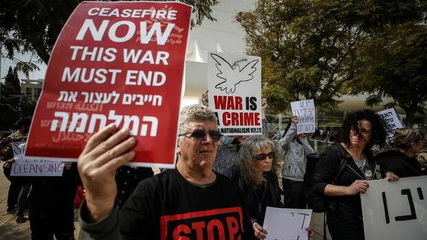 [Translate to en:] Israelische Aktivist*innen protestieren in Tel Aviv gegen den Krieg.
