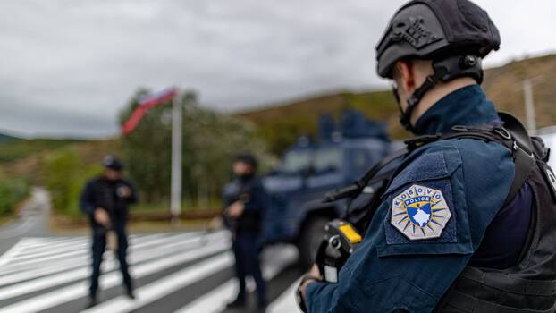 Polizisten aus dem Kosovo sichern eine wichtige Kreuzung im Dorf Banjska am Montag, 25. September 2023.