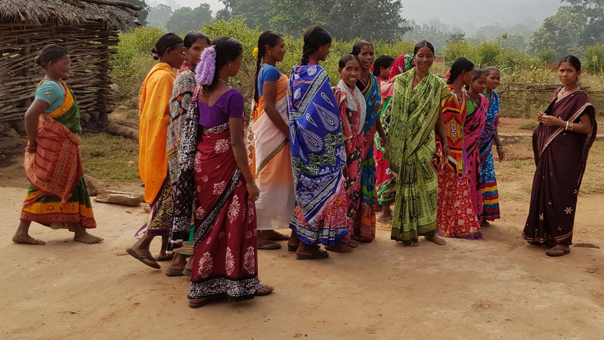 Indigene Frauen versammeln sich in einem Dorf im ostindischen Bundesstaat Odisha