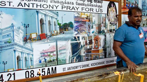 Menschen erinnern das Attentat am St. Athony’s Shrine in Colombo.