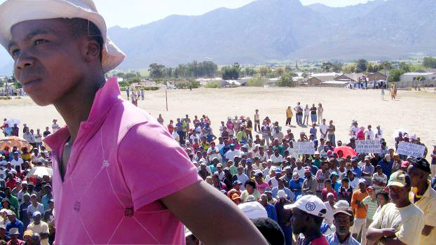 Südafrika: Streikende FarmarbeiterInnen bei Kundgebung