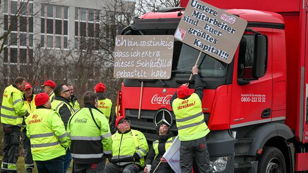 Für eine Lohnerhöhung von 400 Euro streiken Arbeiter*innen vor dem Werktor des Coca-Cola-Standorts in Halle, 3.2.2023.