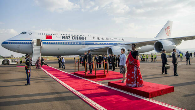 Der ruandische Präsident Paul Kagame und die First Lady Jeannette Kagame verabschieden sich vom chinesischen Präsidenten Xi Jinping und der First Lady Peng Liyuan bei der Abreise aus Ruanda am Ende ihres zweitägigen Staatsbesuchs im Land, 23. Juli 2018