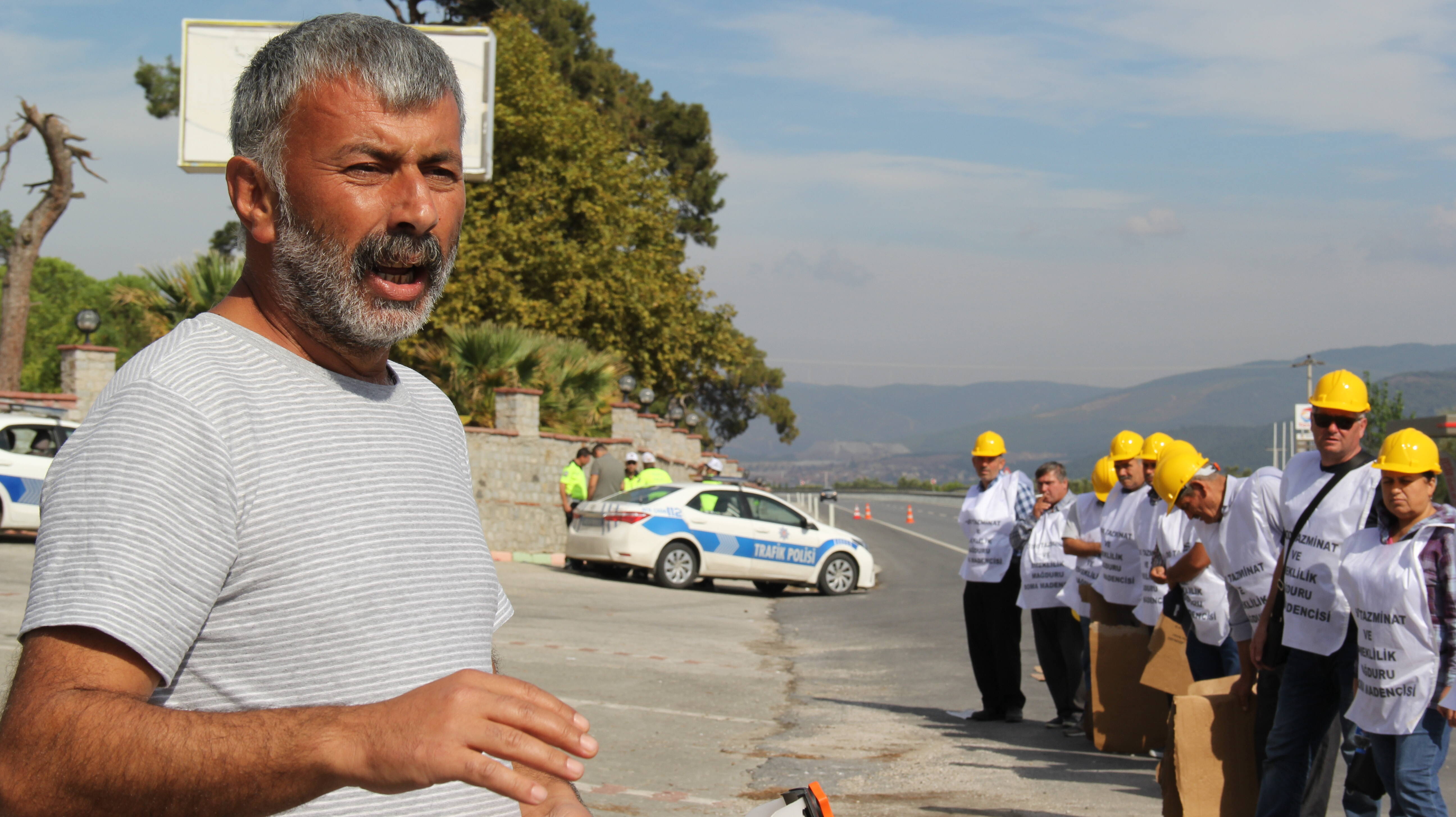 Başaran Aksu spricht zu den Bergarbeitern.