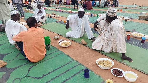 Menschen treffen sich zum Iftar (dem Abendessen, das das Ende des täglichen Fastens während des heiligen Monats Ramadan markiert) in Khartum, Sudan.