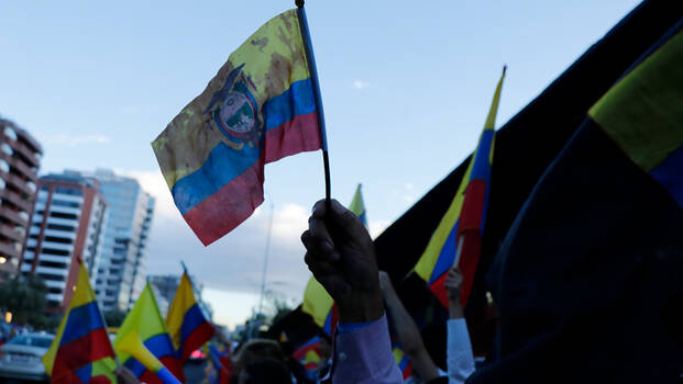 Ecuadorianer*innen schwenken am Tag der Wahl 2023 die Landesfahne. Der Wahlkampf wurd erschüttert von Gewalt, Korrumption und der Ermordung eines Präsidentschaftskandidaten wenige Tage vor der Wahl. 