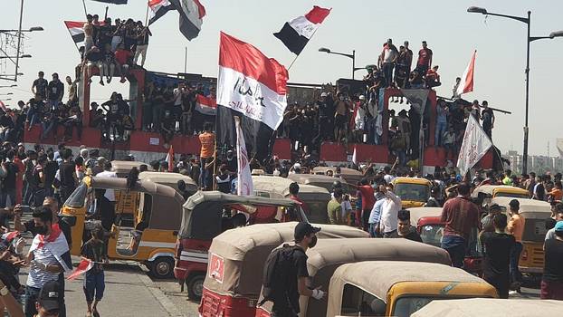 Protestierende auf der Al-Jumhuriya Brücke. Bagdad, 1.10.2020