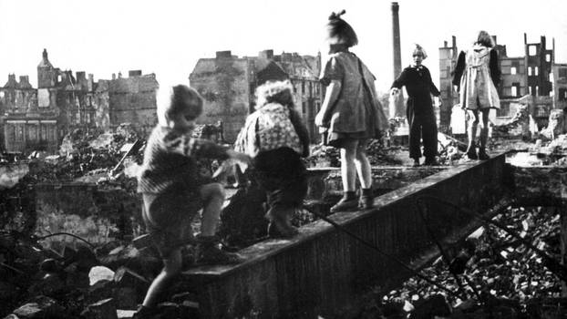 Kinder spielen zwischen Trümmern und Hausruinen in Hamburg. Aufnahme von 1946. 