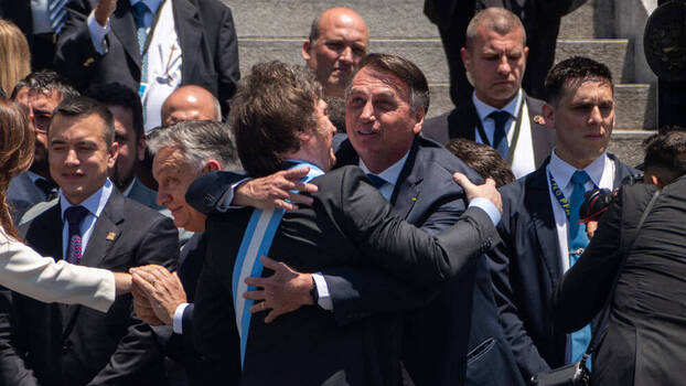 Javier Milei, der neu vereidigte Präsident Argentiniens, umarmt den ehemaligen brasilianischen Präsidenten Jair Bolsonaro bei seiner Amtseinführung, 10. Dezember 2023.