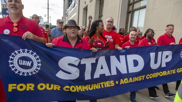 Mitglieder der United Auto Workers marschieren am Hauptsitz von General Motors vorbei, um den Streik der UAW gegen Ford, Stellantis und GM zu unterstützen.