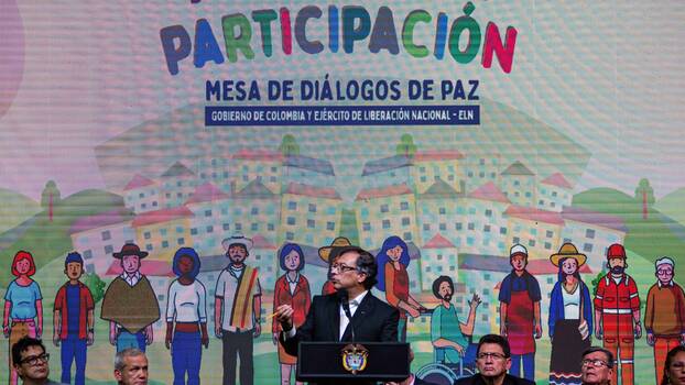 Bogota, Kolumbien, 3. August 2023: Der kolumbianische Präsident Gustavo Petro hält eine Rede während einer Zeremonie zum Beginn eines sechsmonatigen Waffenstillstands mit der Nationalen Befreiungsarmee ELN als Teil eines Prozesses zur Herbeiführung eines dauerhaften Friedens.