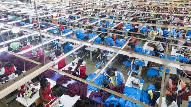 Hier werden Polo-Shirts für den amerikanischen Markt produziert: Textilfabrik in Accra/Ghana schafft angeblich sozial verantwortliche Arbeitsplätze