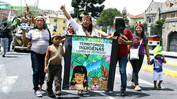 Indigene Völker und das Umweltbündnis Yasunidos demonstrieren gegen die Ölförderung im Yasuní-Nationalpark in Ecuador.