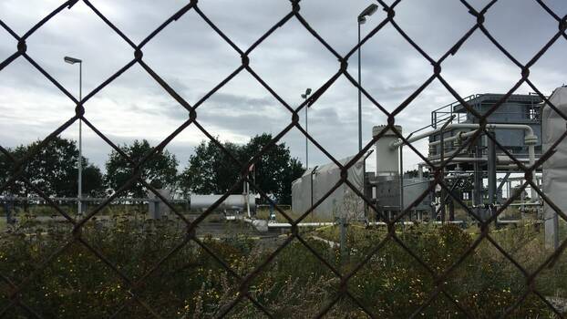 Ein Blick durch den Absperrzaun der Erdgasförderanlage Söhlingen Z 7