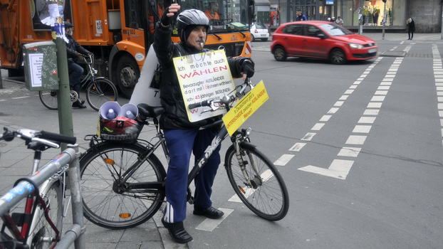 Ein Mann protestiert seit Jahren mit seinem Fahrrad in Berlin für ein Wahlrecht.