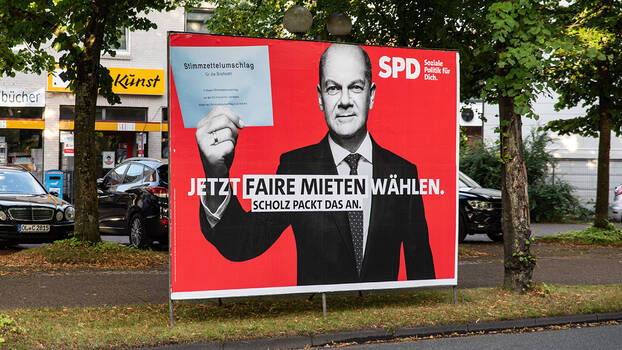 SPD-Plakat für den Bundestagswahlkampf 2021 mit Kanzlerkandidat Olaf Scholz. Der Slogan: "Jetzt faire Mieten wählen."