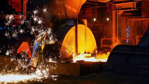 Ein Stahlarbeiter im Schutzanzug entnimmt eine 1500 Grad heisse Roheisenprobe beim Abstich am Hochofen bei ThyssenKrupp Steel, Duisburg, 15.4.2019