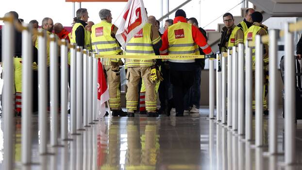 Stillstand am Flughafen Köln/Bonn: Wegen der angekündigten ver.di-Warnstreiks fallen über 130 Flüge aus. Deutschlandweit hatten die Gewerkschaften ver.di und EVG zu einem großem Streik am 27. März 2023.