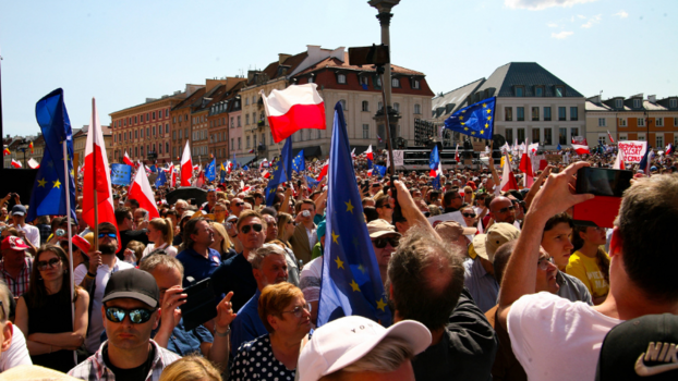 Teilnehmer des Großen Marsches gegen die Regierung gehen am 4. Juni 2023 in Warschau, Polen, durch die Straßen der Hauptstadt.