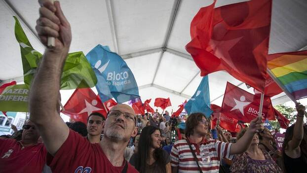 Bloco de Esquerda-Anhänger*innen bei einer Wahlkampfkundgebung in Porto, Portugal, 19. September 2015.