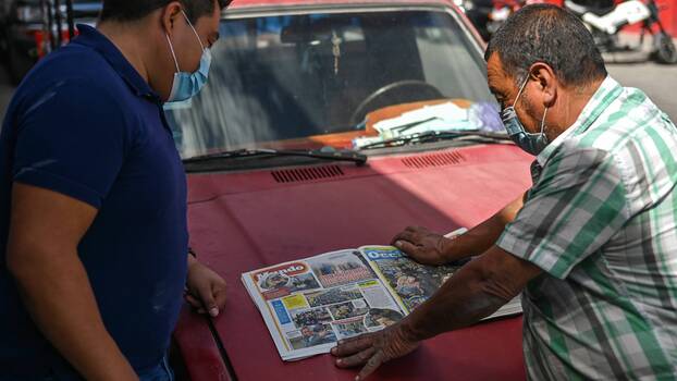 Huehuetenango, Guatemala, 2.3.2022: Zwei Männer lesen die letzten Nachrichten über die russische Invasion in der Ukraine.