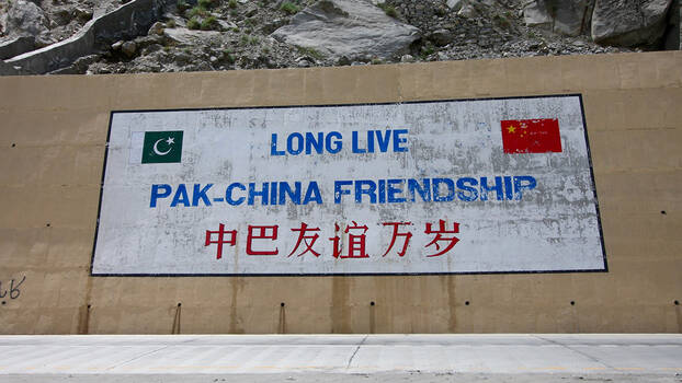 Straßenschild mit Beschriftung "Long Live Pak-China Friendship" am Karakoram Highway, Pakistan