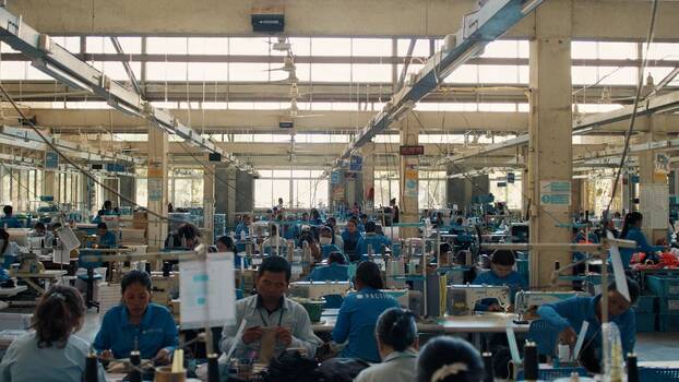 Still aus: «Mode.Macht.Menschen», Dokumentation über die Textil- und Bekleidungsindustrie in Kambodscha