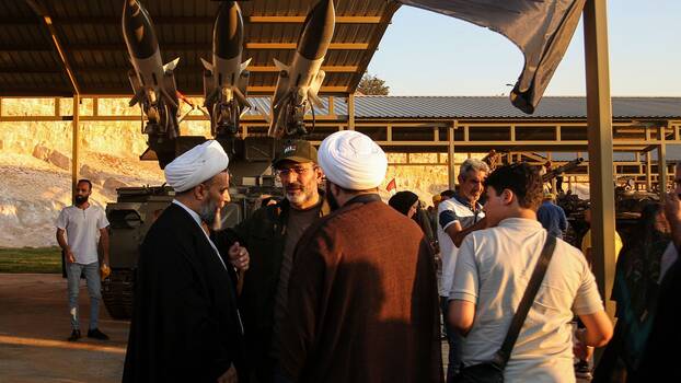 Pro-iranische Hisbollah-Kleriker bei einer Militärausstellung in der ostlibanesischen Stadt Baalbek im Bekaa-Tal