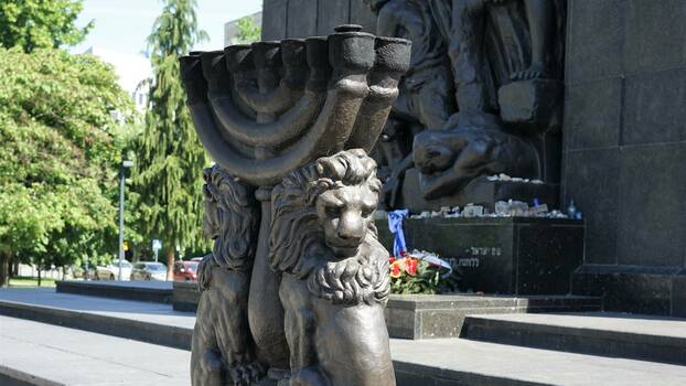Am Denkmal der Helden des Warschauer Ghettos 