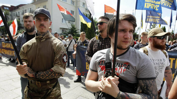 Wie rechtsextreme Freiwillige zum Kampf in die Ukraine ziehen
