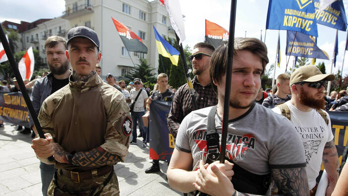 Wie rechtsextreme Freiwillige zum Kampf in die Ukraine ziehen