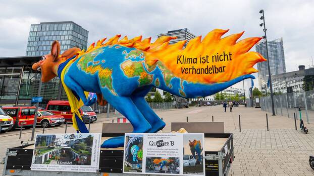 Brennendes Känguru mit der Aufschrift «KLIMA IST NICHT VERHANDELBAR» vom Düsseldorfer Künstler Jacques Tilly auf dem Platz der Vereinten Nationen in Bonn, 7.6.2023