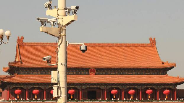 CCTV-Kameras überwachen die Menschen auf dem Platz des Himmlischen Friedens