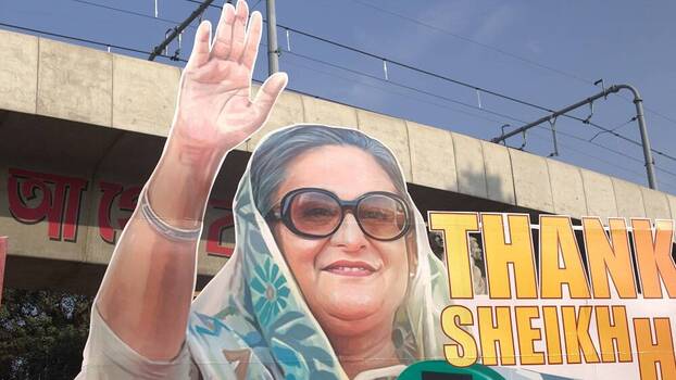 Ein großes Plakat der bangladeschischen Premierministerin Sheikh Hasina hängt auf einer Bühne in der Nähe der Universität Dhaka im Vorfeld der Parlamentswahlen am 4. Dezember 2023.