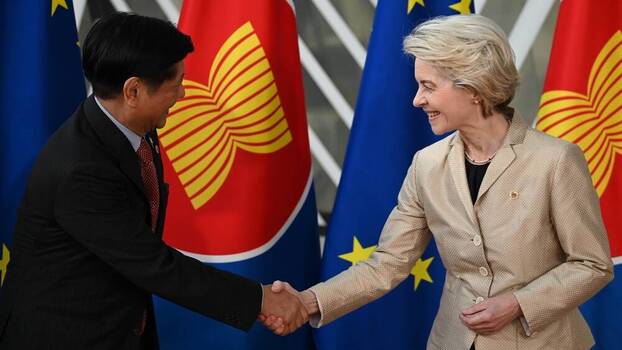 Der philippinische Präsident Ferdinand Bongbong Marcos Jr. und die Präsidentin der Europäischen Kommission Ursula von der Leyen schütteln sich beim Gipfeltreffen der Europäischen Union (EU) und des Verbands Südostasiatischer Nationen (ASEAN) in Brüssel die Hände
