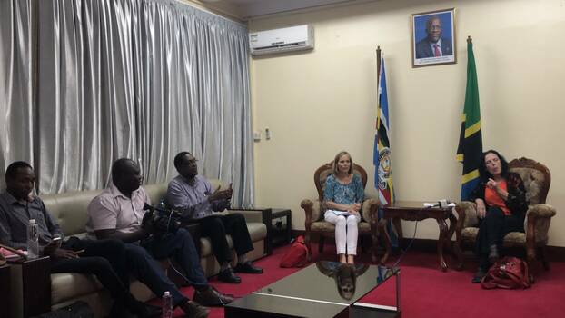 Die Linke MP Eva-Maria Schreiber meets with journalists in Dar es Salaam, Tanzania.