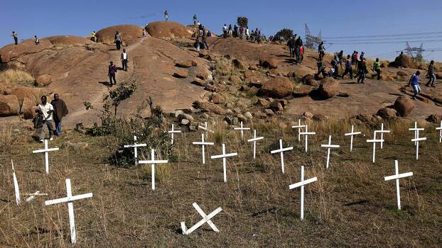 Mitglieder der Bergbaugemeinde auf dem «Hügel des Grauens», Mai 2013. Dort tötete die südafrikanische Polizei am 16. August 2012 34 Bergleute während eines Streiks in der Platinmine Marikana von Lonmin in Rustenburg, 100 km nordwestlich von Johannesburg.