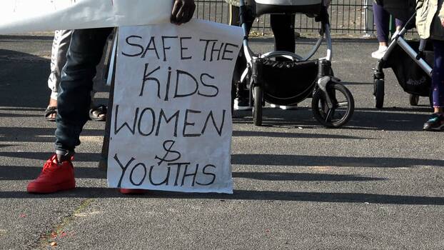 Ein Protestplakat mit der Aufschrift "Save the women & youth"