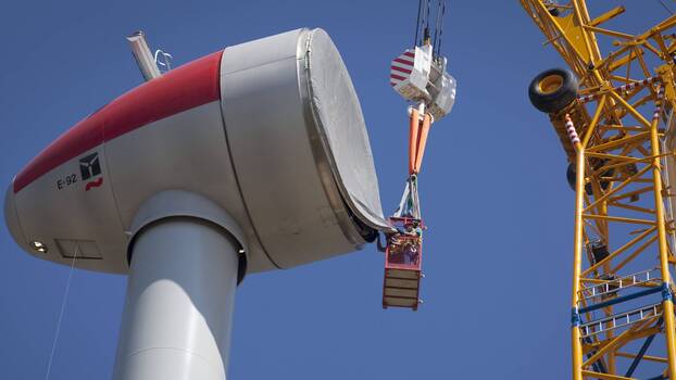 Montage des Generators und der Rotoren eines Windrades in Mausdorf Bayern Deutschland. 2014